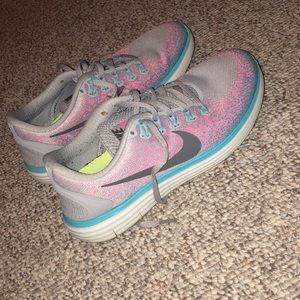 Nike women’s tennis shoes